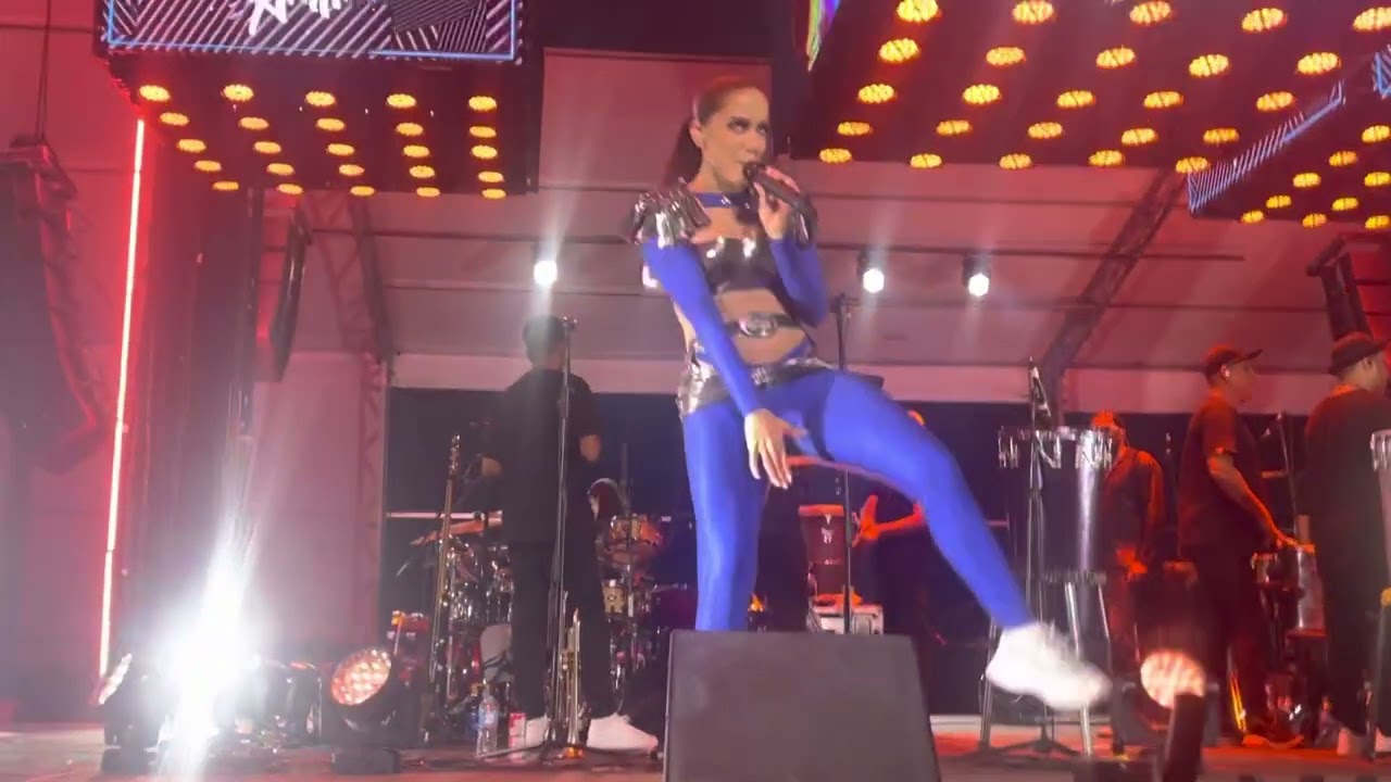MAIS UMA - @anitta feat @ZAAC  - CURITIBA #EnsaiosDaAnitta