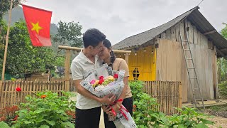 A sweet moment: Nam unexpectedly gave Xiao Sha flowers, making her happy on March 8th.