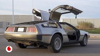 Al volante del mítico DeLorean de Regreso al Futuro