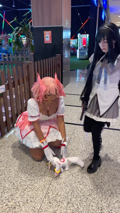 Homura defendendo a Madoka do kyubey #anime #cosplay #madoka #homura #madokamagica