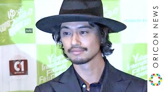 齊藤工、黒のハット、黒のスーツ、渋~いスタイルで登場！　『第31回ゆうばり国際ファンタスティック映画祭2021』オープニングセレモニー