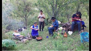 En el campo preparo una deliciosa comida para mi familia mientras trabajamos