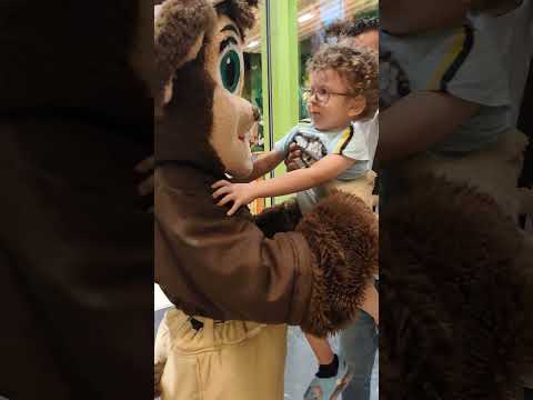 حبيبي كان نفسه يحضنه بس اتخض   