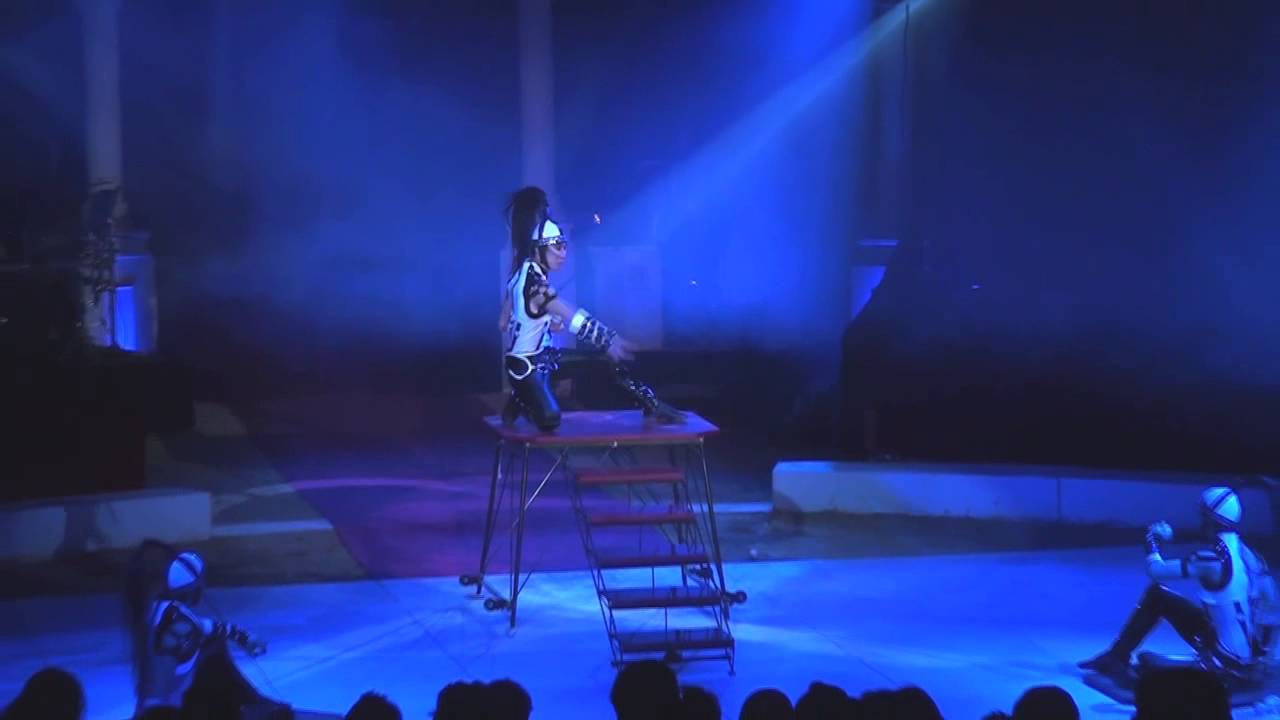 Trio Attar (RU) Bounce juggling - Figueres Circus Festival 2013