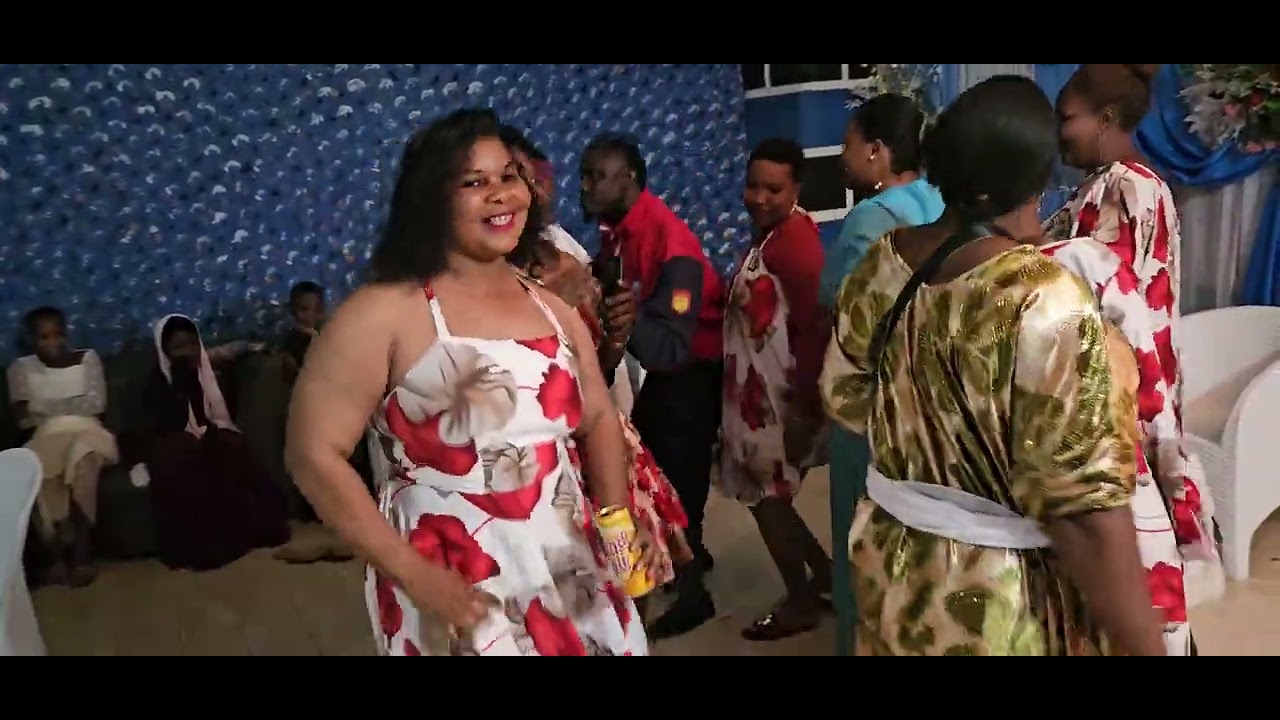 CHEKI JAMAAA ALIVYOINGIA KWENYE SHEREHE YA WAMAMA NA AKAAMSHA VYAKUTOSHA TU