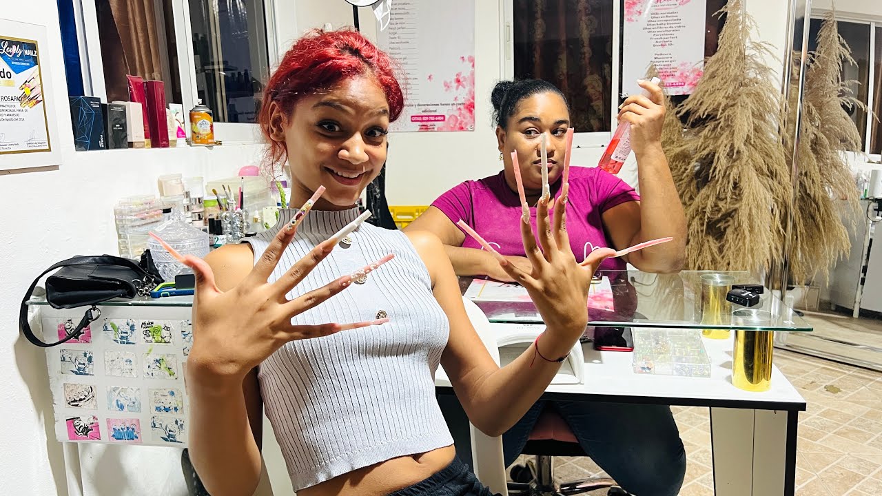 Chica exagerada se pone tremendas uñas 💅 😱 Que película🎥🍿