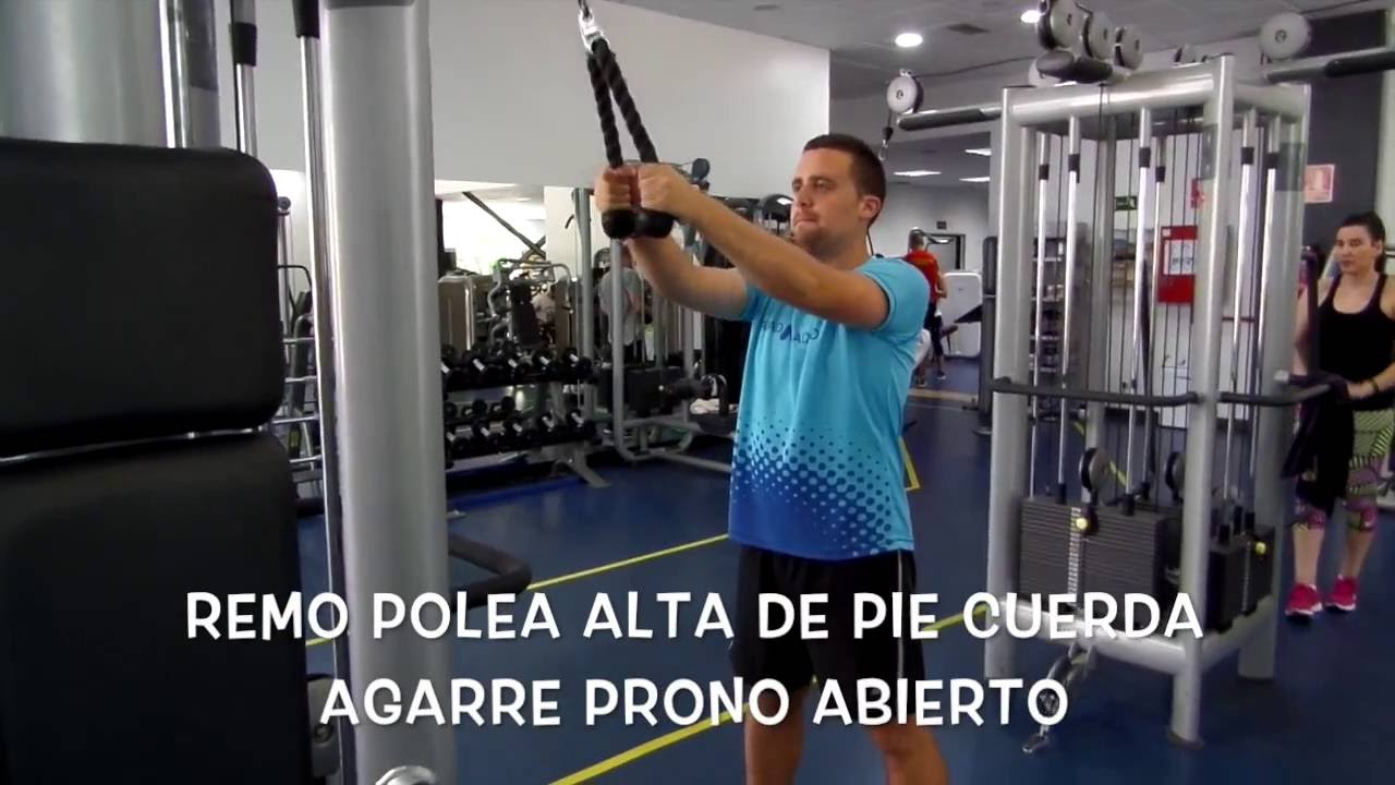 remo alto en polea con cuerda