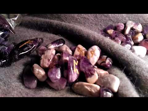 4 разных набора рун из аметиста 4 разных набора рун из аметиста