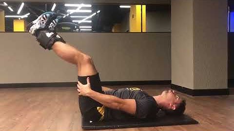 Extensão de joelhos com caneleiras em decúbito dorsal.