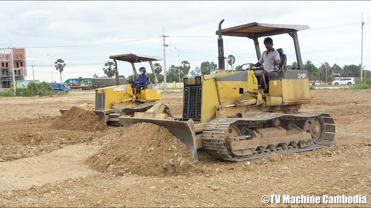 Komatsu Bulldozer D20P VS Komatsu Bulldozer D31P Spreading Dirt