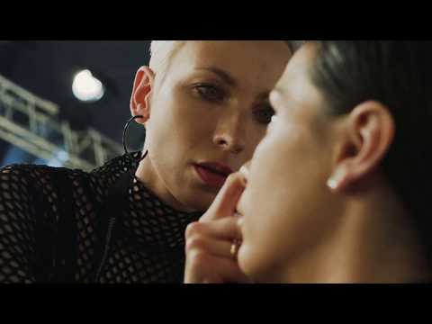 Video: Mercedes-Benz Fashion Week Russia: Tren Musim Gugur Sedang Kita Jalani