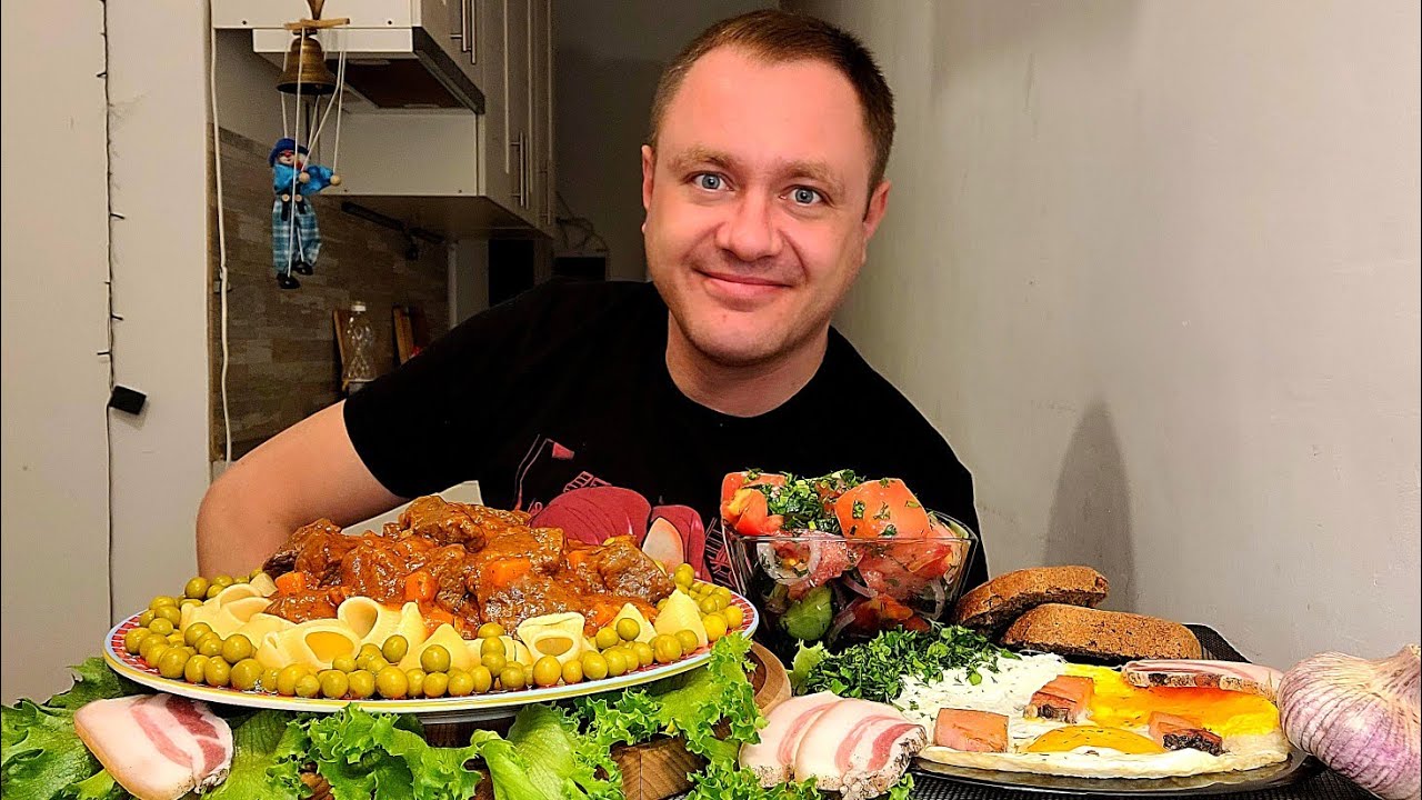 МУКБАНГ. ОБЖОР. ГУЛЯШ ПО-СОВДЕПОВСКИ ИЗ ГОВЯДИНЫ С МАКАРОХАМИ, ЯИЧНИЦА НА САЛЕ, САЛАТ.АСМР.КОММЕНТЫ.