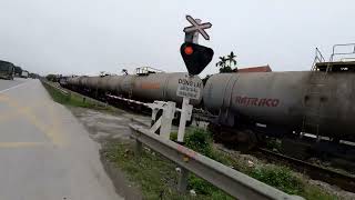 TÀU HỎA kéo xe bồn chở xăng, xe lửa chạy thật đẹp ❤ Có nhạc sôi động screenshot 3