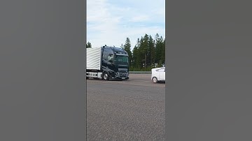 Volvo Truck brakes itself! See the Collision Warning with Emergency Brake Emergency System in action