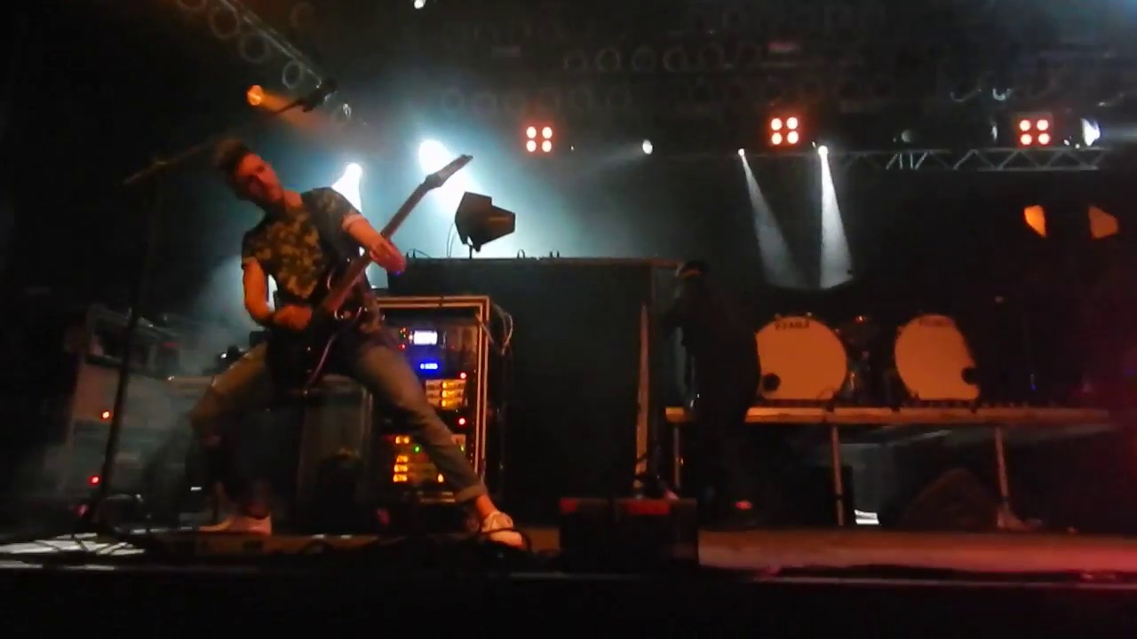 Smash Into Pieces: Disaster Highway (stage diving) (Tampere 2018) Live