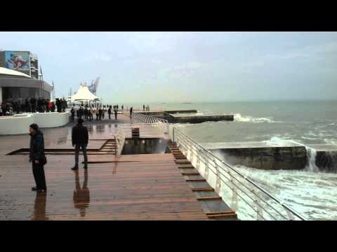 Видео: Ураган в Одессе . Черное море шторм.12 октября