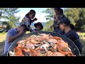 闲牛赶海抓一大堆螃蟹，请同学们吃海鲜大餐，满满一大锅吃过瘾了