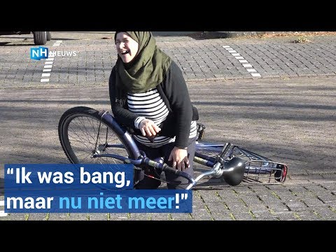 Ad leert vluchtelingen fietsen