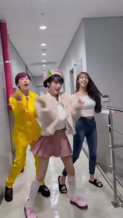 Yena with Jaejae & Mijoo SMiLEY Dance Challenge