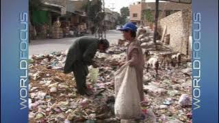 Young garbage pickers eke out meager living in Pakistan