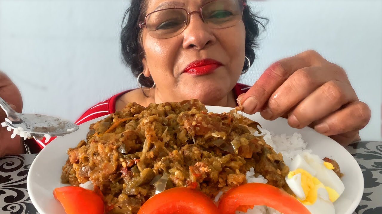 Aubergine Met Droge Vis Eten Bhata Met Djhur Machrie Eten | Eggplant With Dry Smoked Catfish Eating