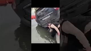 Арина навела порядок 🤣 Пьяная девушка утопила автомобиль среди города