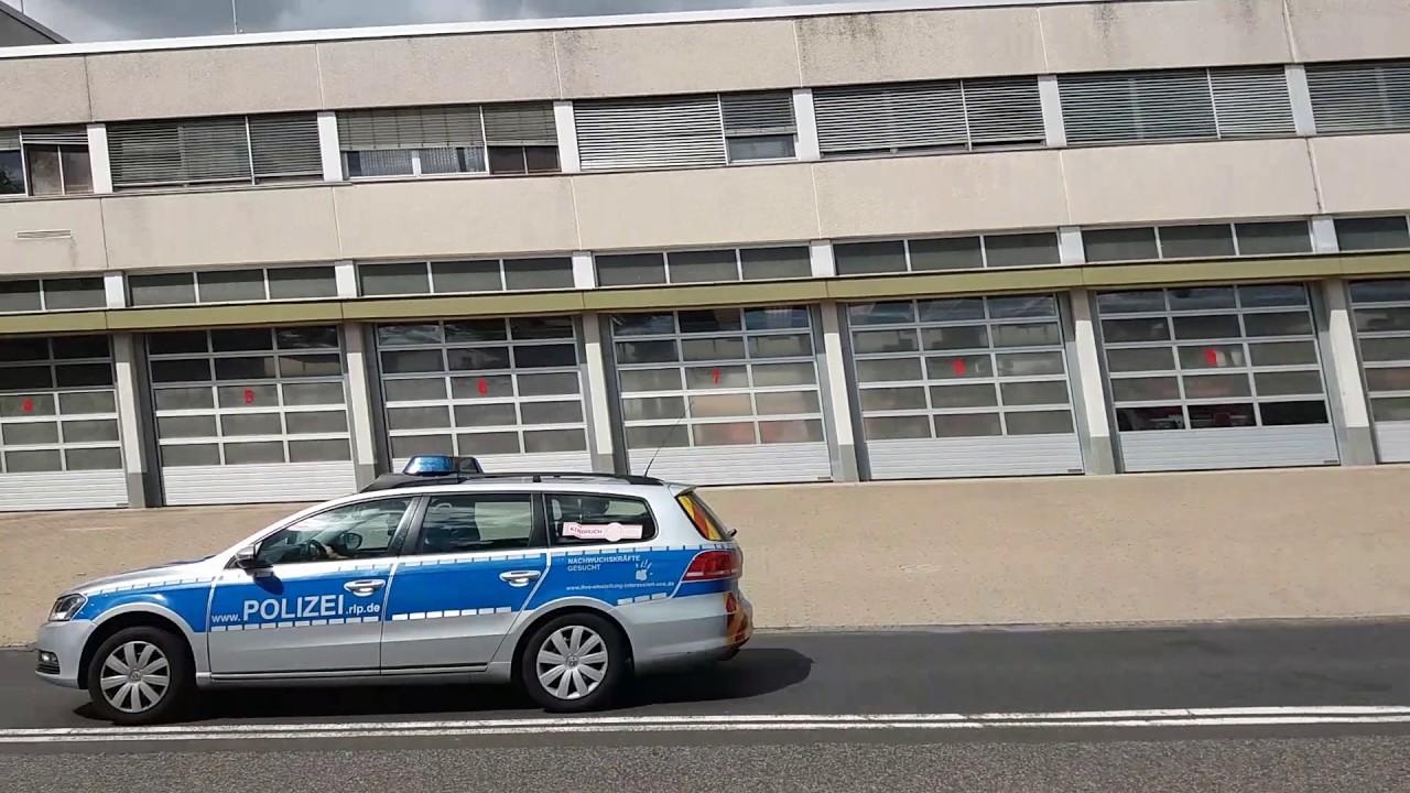 FuStW der Polizei Koblenz auf Einsatzfahrt