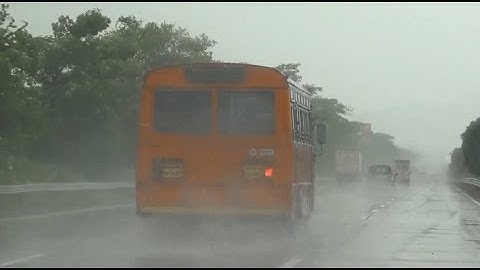 Beautiful Parallel Overtake Of MSRTC ST Bus In Rains By Toyota Innova Car On Mumbai Pune Expressway