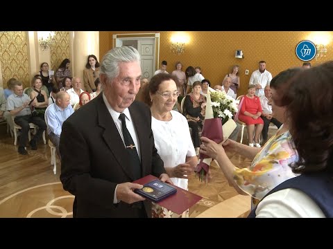 13 семей из Тюмени и Тюменского района наградили медалями за любовь и верность в ЗАГСе в Тюмени