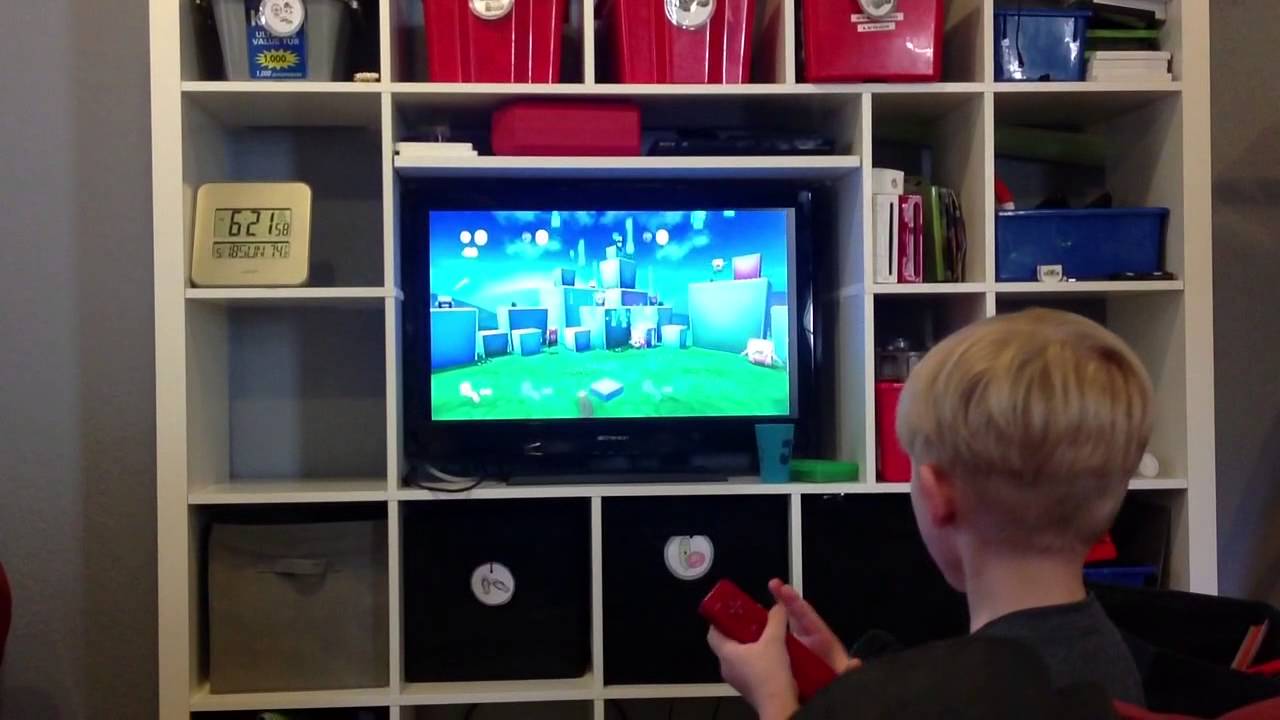 How a 4 Year Old Reacts to Video Games - The pig is back to scream.