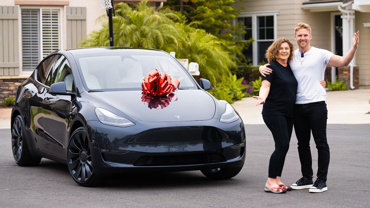 BOUGHT MY MOM A NEW CAR - YouTube