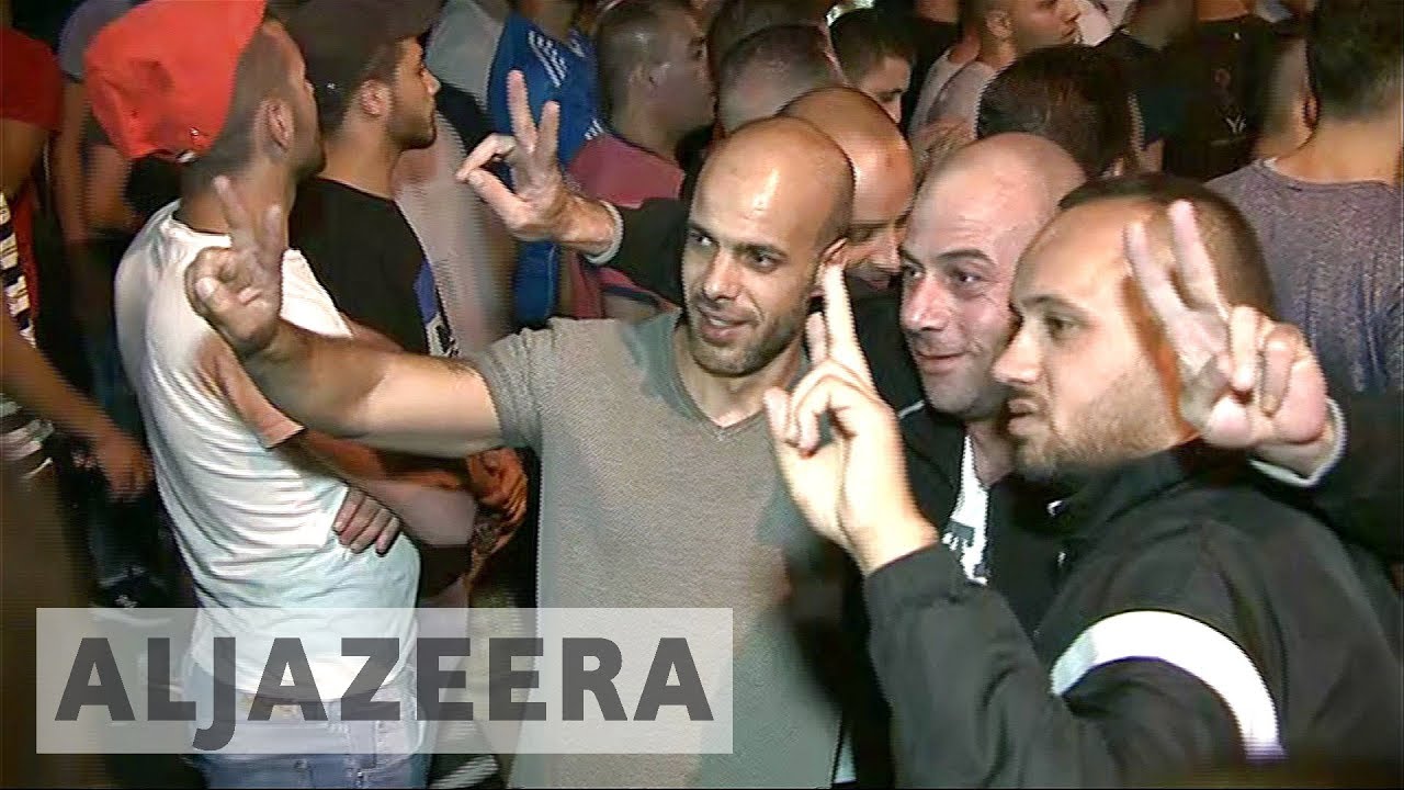 يحتفل الفلسطينيون برفع إسرائيل الإجراءات الأمنية في المسجد الأقصى
