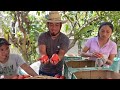 Disfrutando de unos ricos tomatitos recién cortados con mi Hermano Ray y mi cuñada Lucí