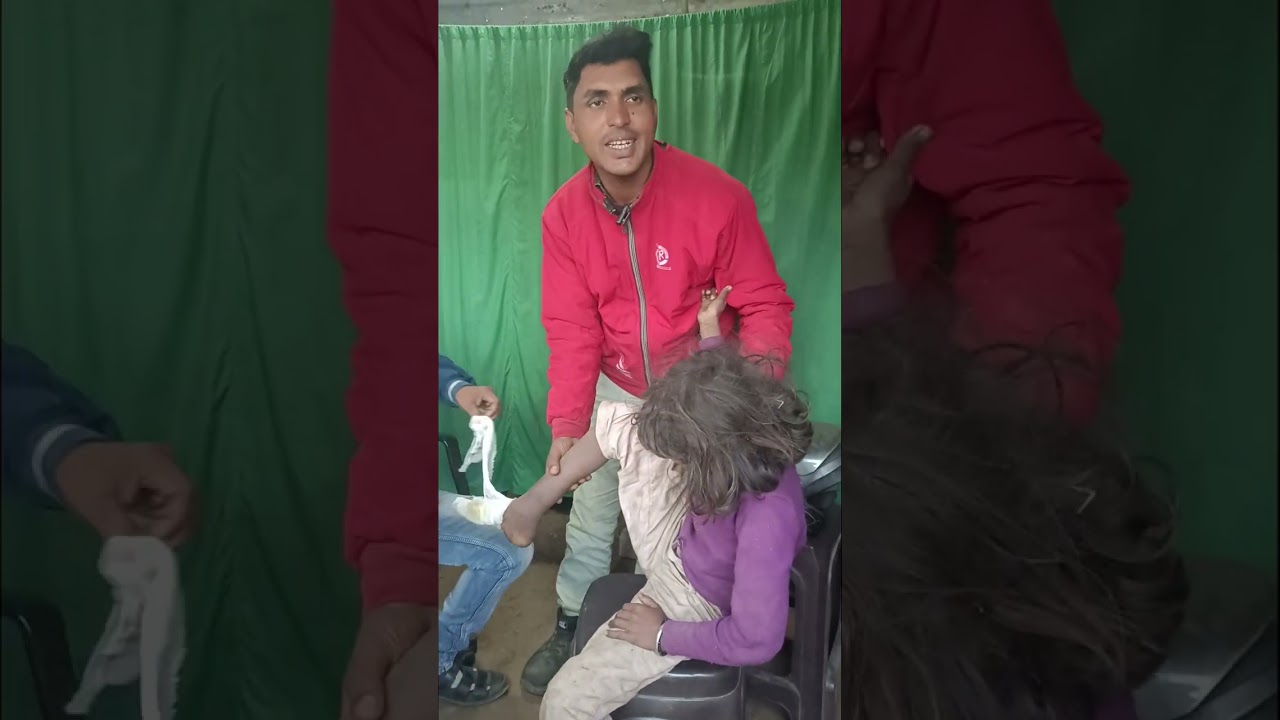 Video dekho 1 chhoti bacchi ka accident ho gaya tha Road per mila uska elaaj karvaya, Patti karvaya