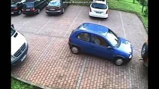【観覧注意】駐車場から出られない車の運転がヒドくて笑える！ screenshot 2