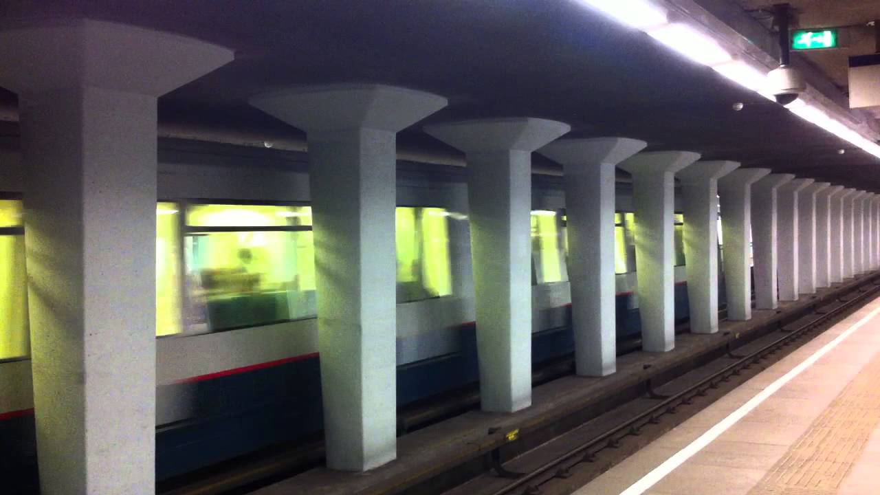 RET Metro Type B vertrekt te Leuvehaven richting Rotterdam Centraal
