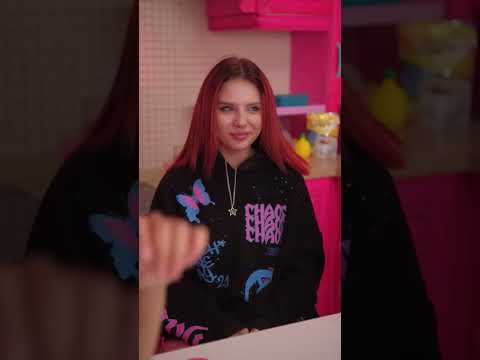 Кого хочет поцеловать Хлоя? 😜❣️