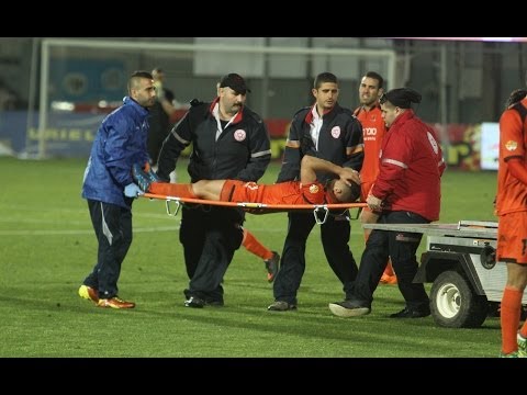 Hard to watch! A very ugly tackle by Rubén Rayos breaks the midfielder&rsquo;s leg!