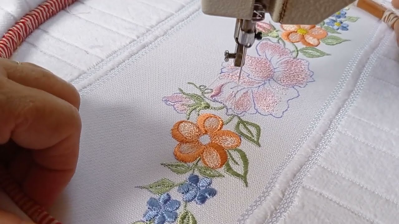 Flores coloridas em toalha