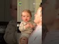 يبدو أن هذا الطفل عجز عن التفريق بين أبيه وعمه التوأم   لطيف كيوت