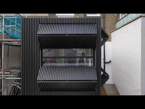 Video: Mechanické žaluzie Pokrývají Okna Black Box Od MATA Architects