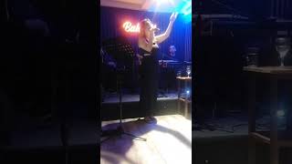 Eda Alakuş - Pi̇ya Bimirim (Bahçeli̇ Sahne Canli Sahne I)