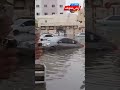 شاب مصري يوث ق لحظة نزول المطر في الإمارات حيث يعمل هناك مغترب ا