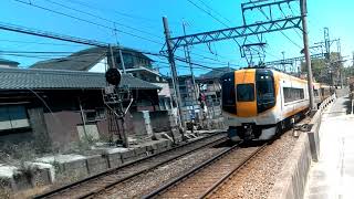 元宝塚歌劇団遼河はるひさんの中日新聞の広告準急と名阪特急(2019年5月4日の近鉄名古屋線阿倉川)