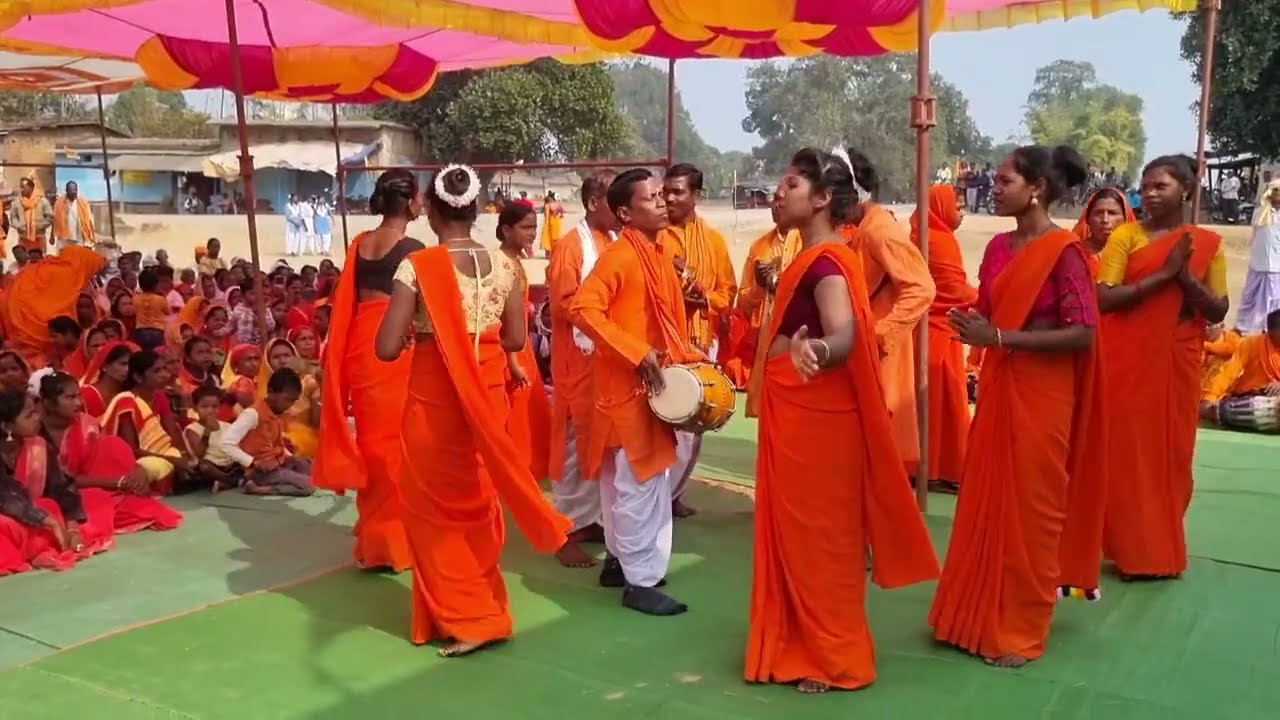 शीता मंडल जामपानी के बालिकाओं ने अपने भाजन के साथ बहुत ही सुंदर प्रस्तुत दिया स्थान जगन्नाथ मन्दिर |