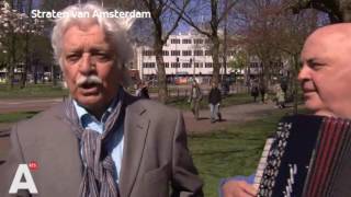 Als op het Leidseplein de lichtjes weer eens branden gaan, Henk Kreukniet en René op Accordeon.