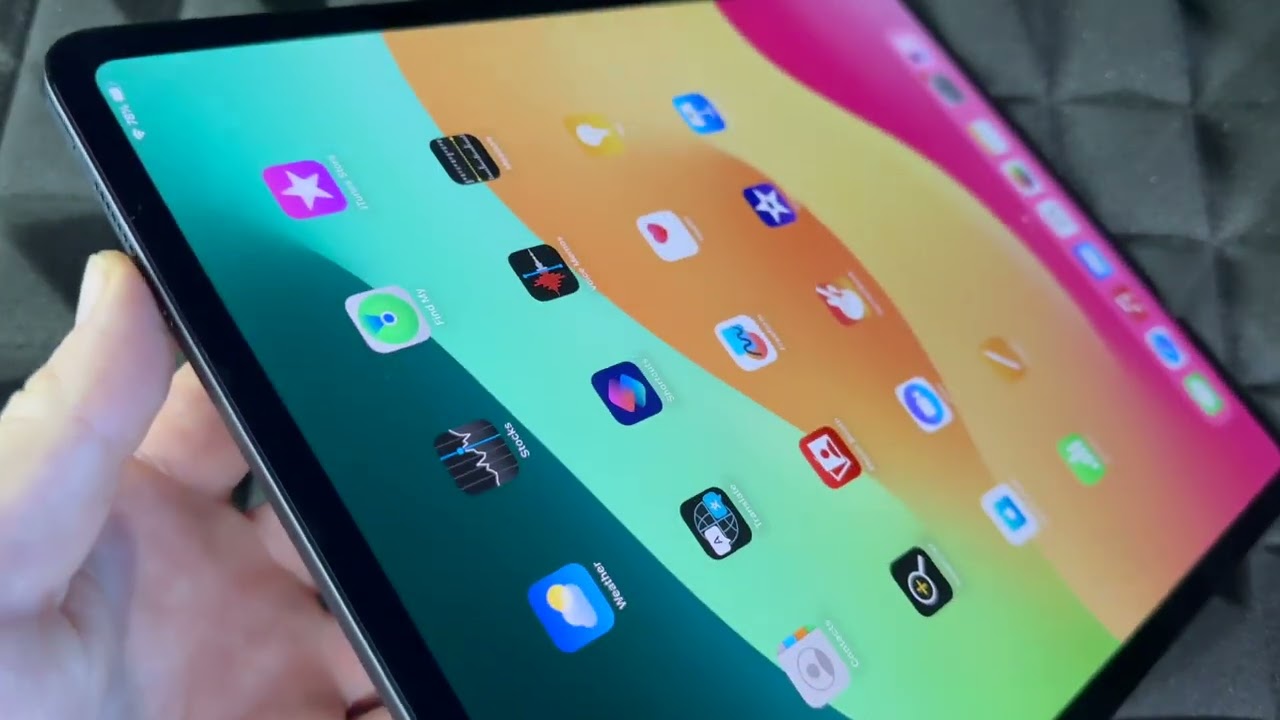 What Apps come preinstalled on iPad Pro 13"