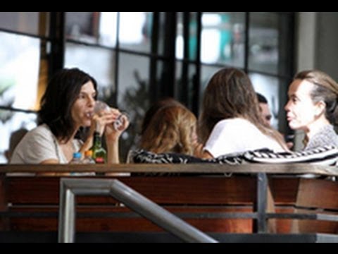 Helena Ranaldi almoça com amigas no Rio