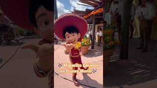 Miguel, de la película Coco, junto al Mariachi Cobre. #themepark #mariachi #disneyworld