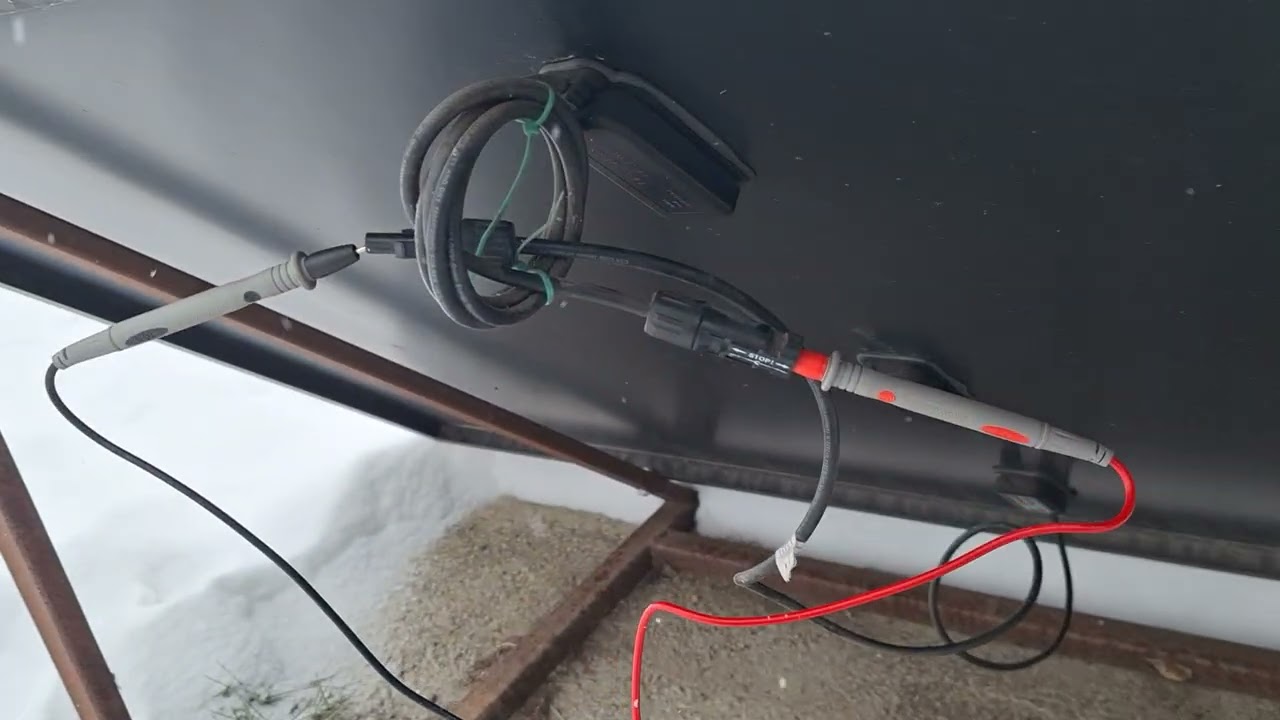 Cat produc panourile fotovoltaice iarna 